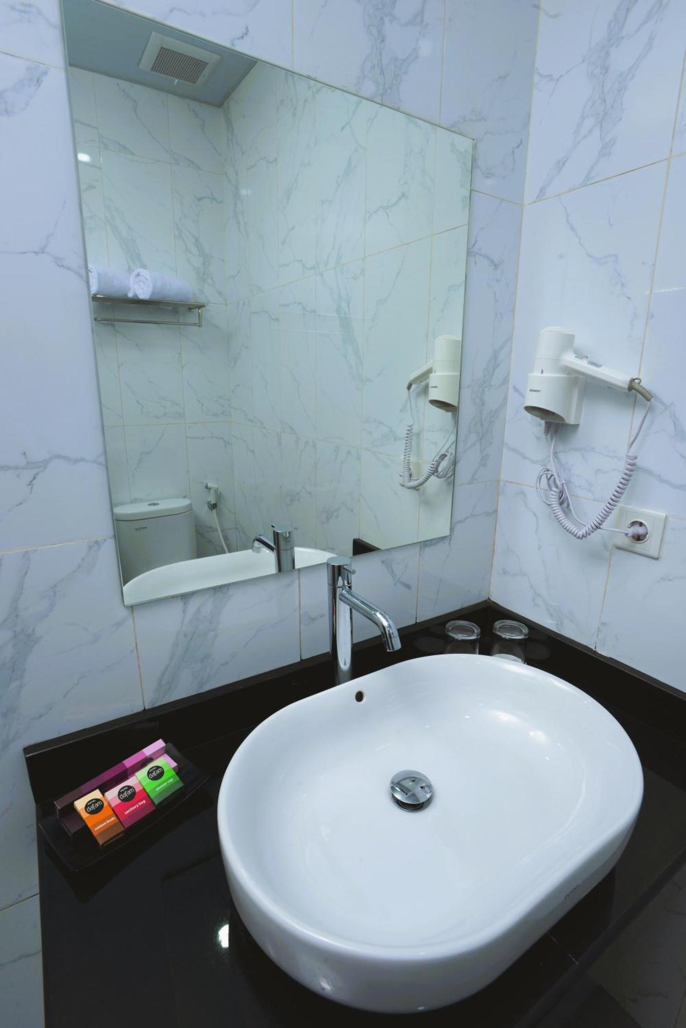 Hotel Dafam Rio Бандунг Экстерьер фото